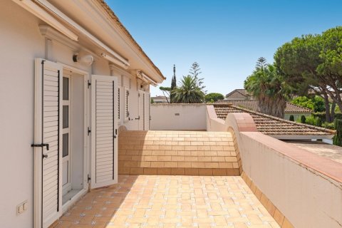 Villa for sale in Chiclana de la Frontera, Cadiz, Spain 5 bedrooms, 445 sq.m. No. 62037 - photo 18
