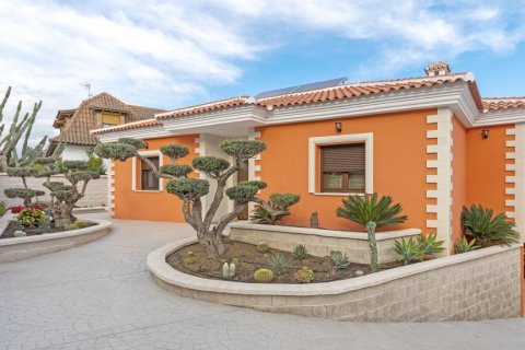 Villa for sale in Alhaurin de la Torre, Malaga, Spain 4 bedrooms, 400 sq.m. No. 3714 - photo 1