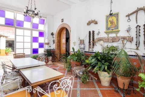 Villa for sale in Umbrete, Seville, Spain 8 bedrooms, 962 sq.m. No. 62292 - photo 5