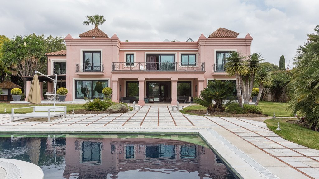 Villa i El Paraiso, Malaga, Spanien 11 sovrum, 1069.67 kvm. Nr. 3453