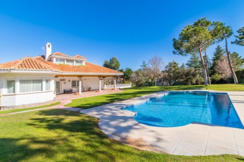 Villa for sale in Alcobendas, Madrid, Spain 5 bedrooms, 643 sq.m. No. 3803 - photo 1