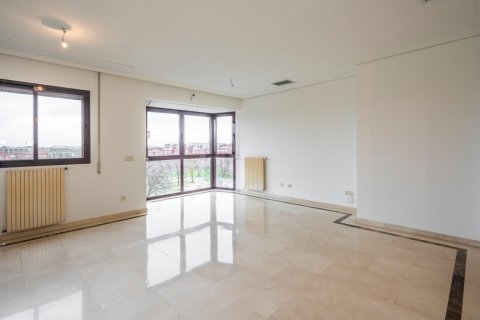 Apartment for rent in Madrid, Spain 3 bedrooms, 180 sq.m. No. 61695 - photo 13