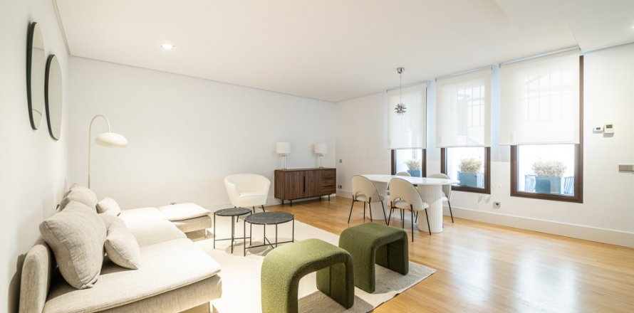 Apartment in Madrid, Spain 2 bedrooms, 210 sq.m. No. 2070