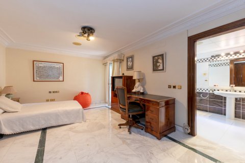 Villa for sale in Malaga, Spain 5 bedrooms, 629 sq.m. No. 3652 - photo 25