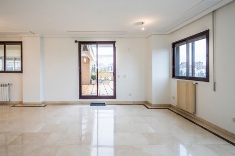 Apartment for rent in Madrid, Spain 3 bedrooms, 180 sq.m. No. 61695 - photo 3