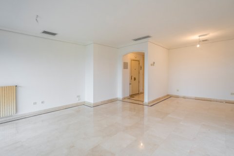 Apartment for rent in Madrid, Spain 3 bedrooms, 180 sq.m. No. 61695 - photo 9