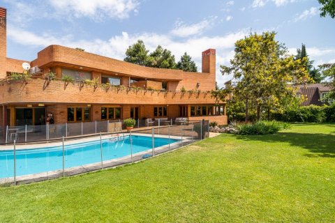 Villa for rent in Madrid, Spain 7 bedrooms, 1 sq.m. No. 61990 - photo 13