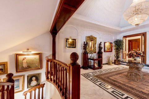 Villa for sale in Malaga, Spain 5 bedrooms, 629 sq.m. No. 3652 - photo 1