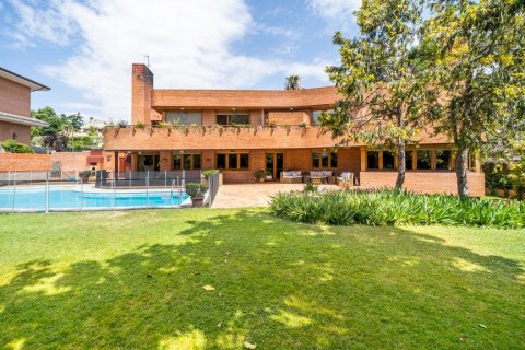 Villa for rent in Madrid, Spain 7 bedrooms, 1 sq.m. No. 61990 - photo 1
