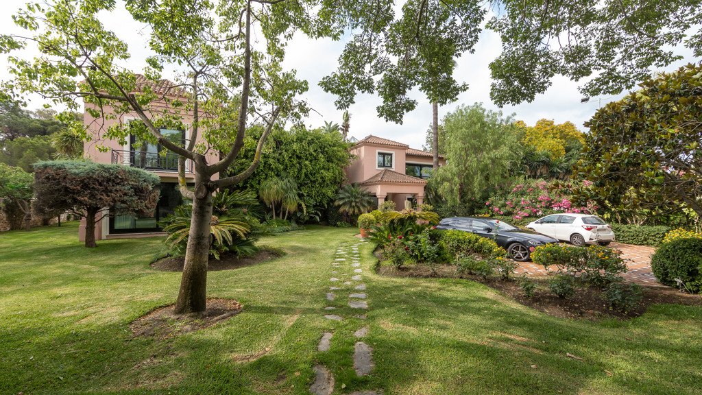 Villa i El Paraiso, Malaga, Spanien 11 sovrum, 1069.67 kvm. Nr. 3453
