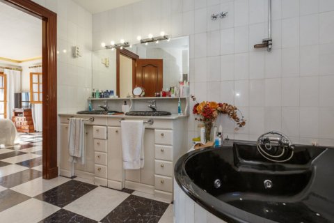 Villa for sale in Manilva, Malaga, Spain 5 bedrooms, 460 sq.m. No. 3275 - photo 17