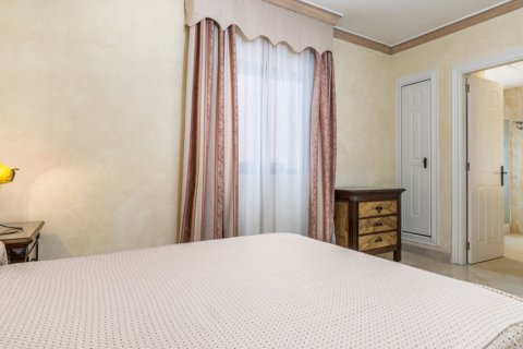 Duplex for sale in El Paraiso, Alicante, Spain 3 bedrooms, 254 sq.m. No. 61611 - photo 21