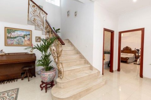 Villa for sale in El Santiscal, Cadiz, Spain 5 bedrooms, 571 sq.m. No. 62047 - photo 20