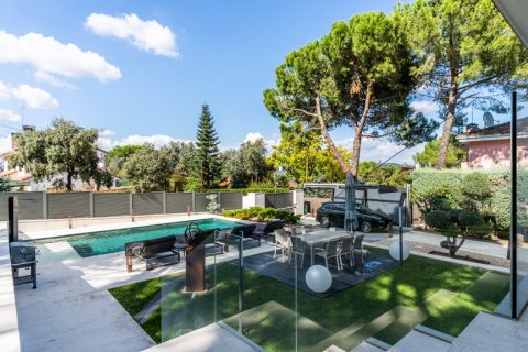 Villa for sale in Boadilla del Monte, Madrid, Spain 4 bedrooms, 397 sq.m. No. 62046 - photo 2