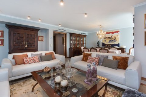 Apartment for sale in Madrid, Spain 4 bedrooms, 210 sq.m. No. 61078 - photo 2