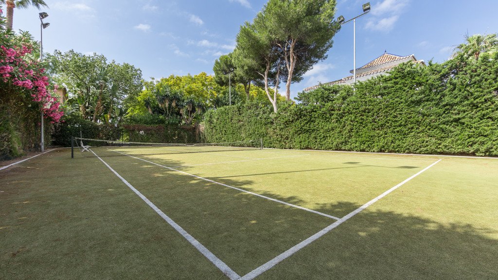 Villa i El Paraiso, Malaga, Spanien 11 sovrum, 1069.67 kvm. Nr. 3453